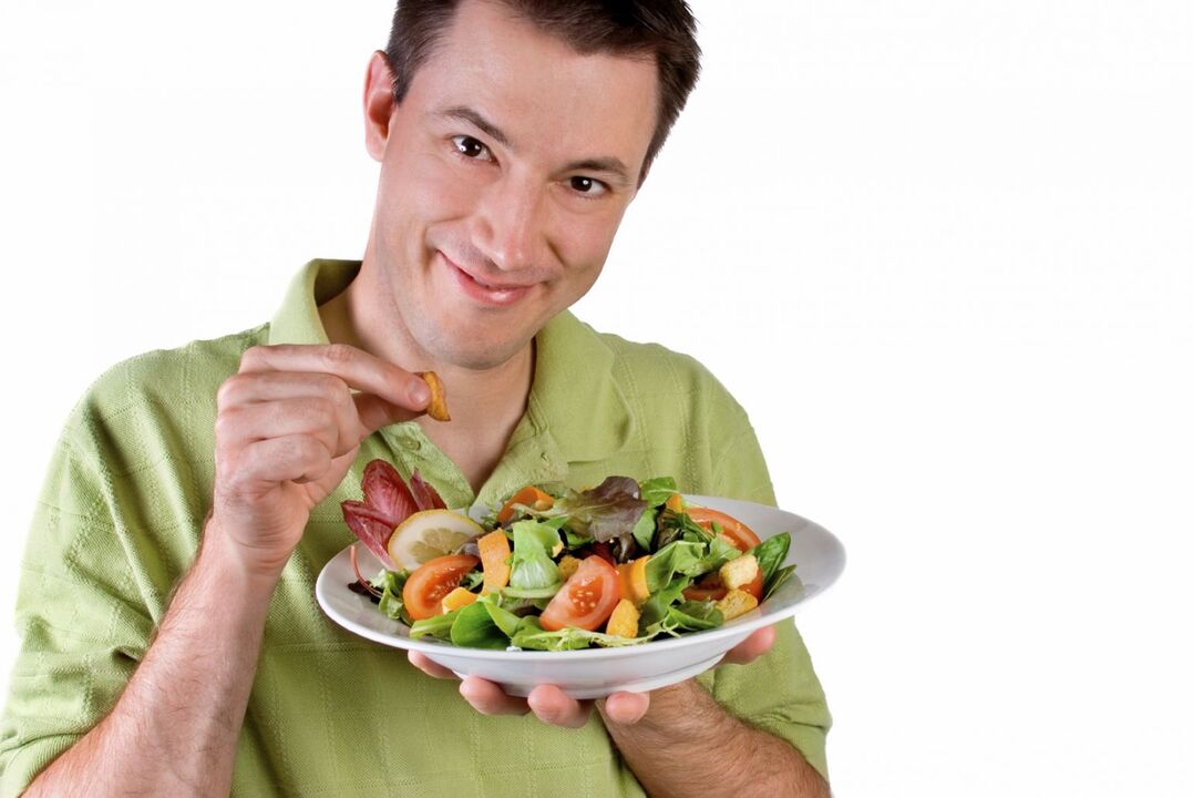 homme mangeant une salade de légumes pour la puissance